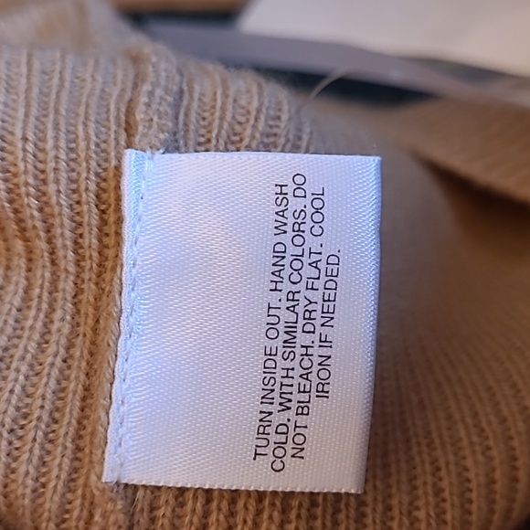 NWT COVINGTON tan cashmere v-neck sweater - Picture 6 of 8